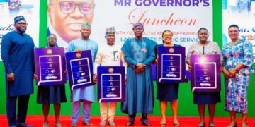 Sanwo – Olu Rewards Lagos Public Servants with Five Brand New Cars, N165. 5 M